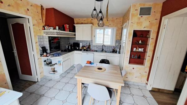 Située à Prahecq, cette maison charmante bénéficie d'un emplacement idéal à proximité des commerces et des écoles, offrant un cadre de vie pratique et familial.