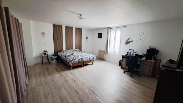 Située à Prahecq, cette maison charmante bénéficie d'un emplacement idéal à proximité des commerces et des écoles, offrant un cadre de vie pratique et familial.