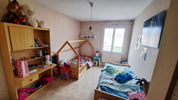 Située à Prahecq, cette maison charmante bénéficie d'un emplacement idéal à proximité des commerces et des écoles, offrant un cadre de vie pratique et familial.