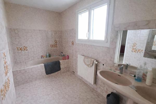 Située à Prahecq, cette maison charmante bénéficie d'un emplacement idéal à proximité des commerces et des écoles, offrant un cadre de vie pratique et familial.