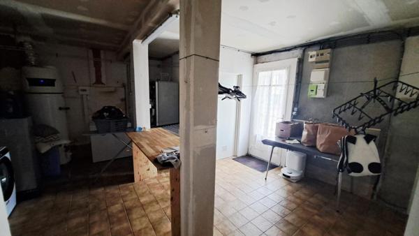 Située à Prahecq, cette maison charmante bénéficie d'un emplacement idéal à proximité des commerces et des écoles, offrant un cadre de vie pratique et familial.