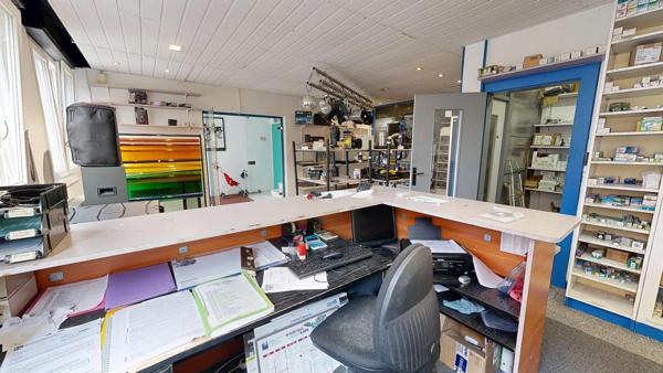Immeuble à usage mixte en 2 appatements T3 de156 m², et un  local commercial de 319 m²