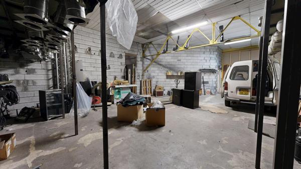 Immeuble à usage mixte en 2 appatements T3 de156 m², et un  local commercial de 319 m²