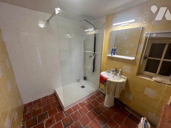 ENTRE ORBEC ET LISIEUX JOLIE PROPRIETE NORMANDE DANS UN BEL ENVIRONNEMENT