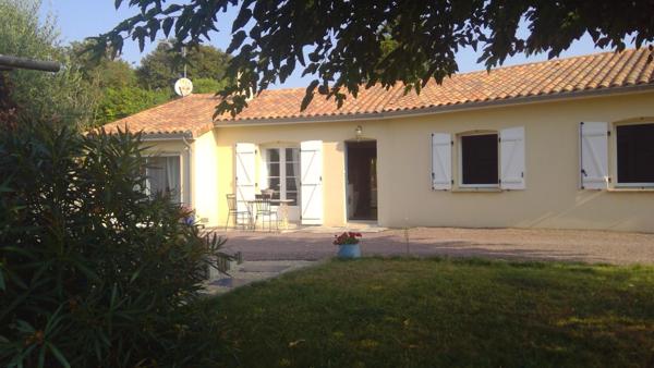 Belle maison de 115 m2 sur terrain de 1600 m2 ; toute équipée et prete à vivre