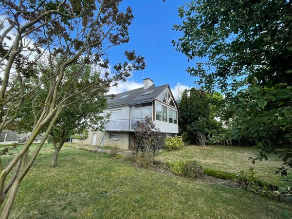 Maison de 115 m² / plein centre / terrain 1340 m² / sous sol complet / 4 chambres / buanderie.