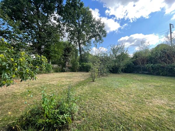 Maison de 115 m² / plein centre / terrain 1340 m² / sous sol complet / 4 chambres / buanderie.