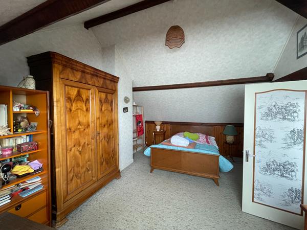 Maison de 115 m² / plein centre / terrain 1340 m² / sous sol complet / 4 chambres / buanderie.