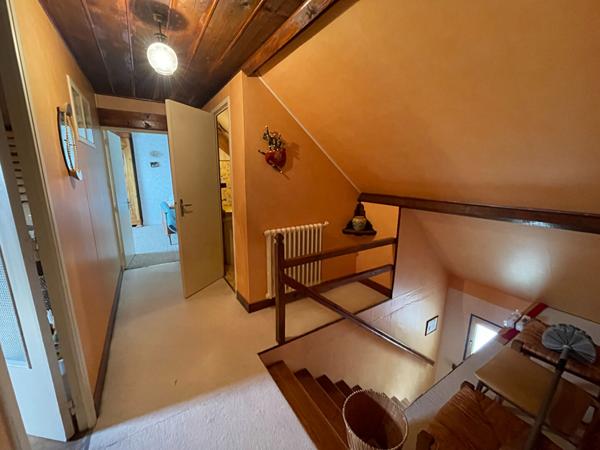 Maison de 115 m² / plein centre / terrain 1340 m² / sous sol complet / 4 chambres / buanderie.