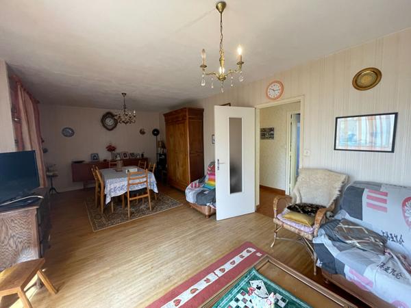 Maison de 115 m² / plein centre / terrain 1340 m² / sous sol complet / 4 chambres / buanderie.