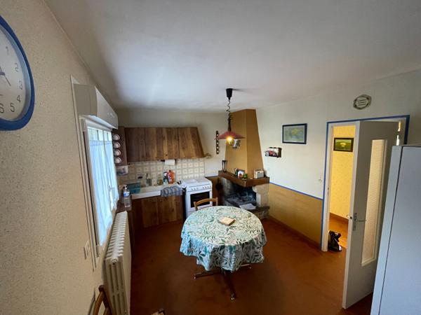 Maison de 115 m² / plein centre / terrain 1340 m² / sous sol complet / 4 chambres / buanderie.