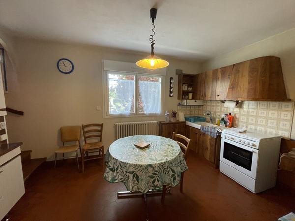 Maison de 115 m² / plein centre / terrain 1340 m² / sous sol complet / 4 chambres / buanderie.