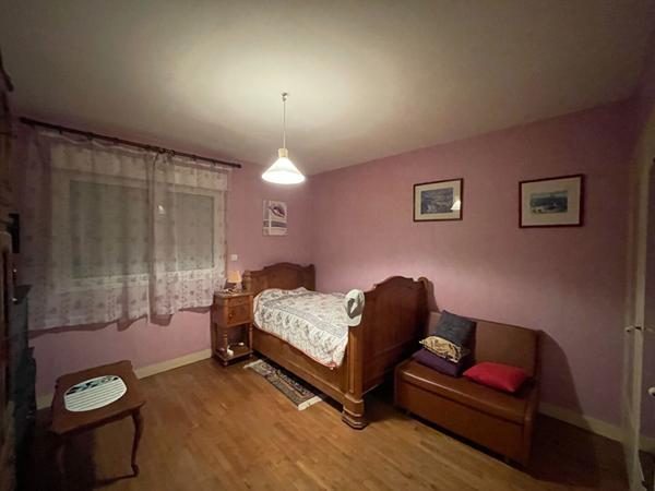 Maison de 115 m² / plein centre / terrain 1340 m² / sous sol complet / 4 chambres / buanderie.