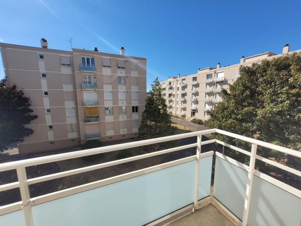 LOCATION 69300 CALUIRE ET CUIRE - APPARTEMENT T3 MEUBLE - BALCON