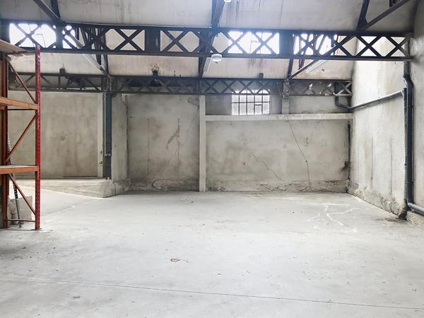 Entrepôt divisé, espace de 95 m2 à louer dans le centre  ville Yssingeaux