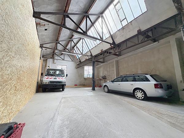 Entrepôt divisé, espace de 95 m2 à louer dans le centre  ville Yssingeaux