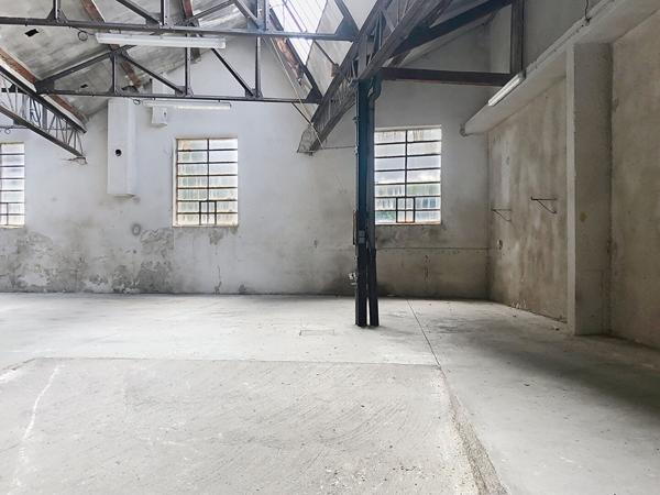 Entrepôt divisé, espace de 95 m2 à louer dans le centre  ville Yssingeaux