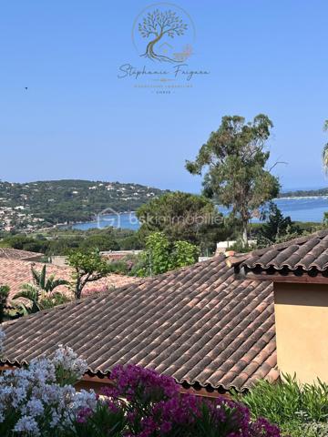 J'ai le plaisir de vous présenter en exclusivité,  cet appartement de type 3, idéalement niché dans une résidence privée au coeur d'une végétation méditerranéenne à seulement quelques centaines de mètres de la plage d'Agosta, entre Porticcio et Isolella.
Orienté plein sud, au calme en retrait de la route, il offre un environnement de qualité.
En duplex, il se compose comme suit: 
Une pièce de vie avec cuisine ouverte sur un salon/séjour, une belle terrasse couverte offrant une agréable vue mer.
En rez de jardin, il dispose  de deux chambres, 1 terrasse arborée, une salle d'eau, un wc indépendant.
Place de stationnement numérotée dans arking sécurisé. Vidéo sur demande .^
A 5 minutes des commerces, écoles, crèche, plage.
20 minutes de l'aéroport d'Ajaccio.