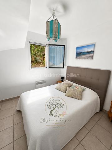 J'ai le plaisir de vous présenter en exclusivité,  cet appartement de type 3, idéalement niché dans une résidence privée au coeur d'une végétation méditerranéenne à seulement quelques centaines de mètres de la plage d'Agosta, entre Porticcio et Isolella.
Orienté plein sud, au calme en retrait de la route, il offre un environnement de qualité.
En duplex, il se compose comme suit: 
Une pièce de vie avec cuisine ouverte sur un salon/séjour, une belle terrasse couverte offrant une agréable vue mer.
En rez de jardin, il dispose  de deux chambres, 1 terrasse arborée, une salle d'eau, un wc indépendant.
Place de stationnement numérotée dans arking sécurisé. Vidéo sur demande .^
A 5 minutes des commerces, écoles, crèche, plage.
20 minutes de l'aéroport d'Ajaccio.