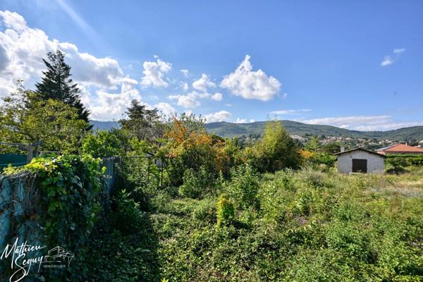 Un terrain verdoyant pour accueillir votre future maison
