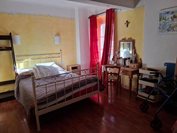 ENSEMBLE IMMOBILIER DE 338 M²  ANCIEN HÔTEL-RESTAURANT LOGIS DE FRANCE T MAISON DE CARACTÈRE 250000