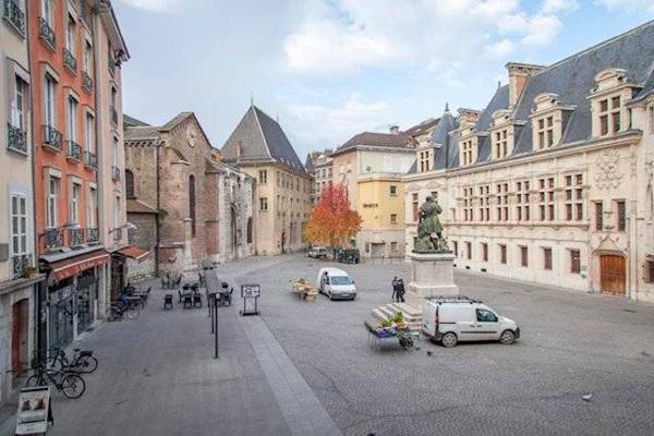 F3 meublé Place Saint André