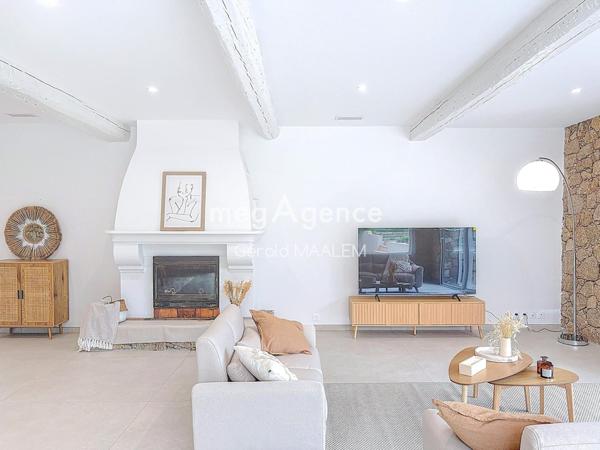 Maison à LE PLAN-DE-LA-TOUR, 83120 - 5 pièces 196m²
