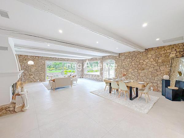 Maison à LE PLAN-DE-LA-TOUR, 83120 - 5 pièces 196m²