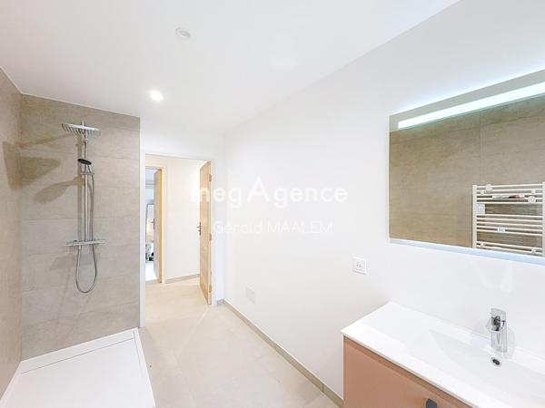Maison à LE PLAN-DE-LA-TOUR, 83120 - 5 pièces 196m²