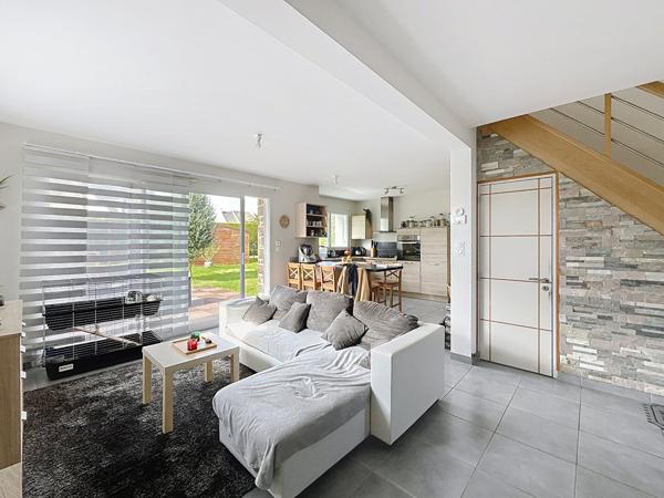 Maison familiale avec bureau ou espace pro, terrasse ouest et jardin clos