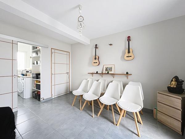 Maison familiale avec bureau ou espace pro, terrasse ouest et jardin clos