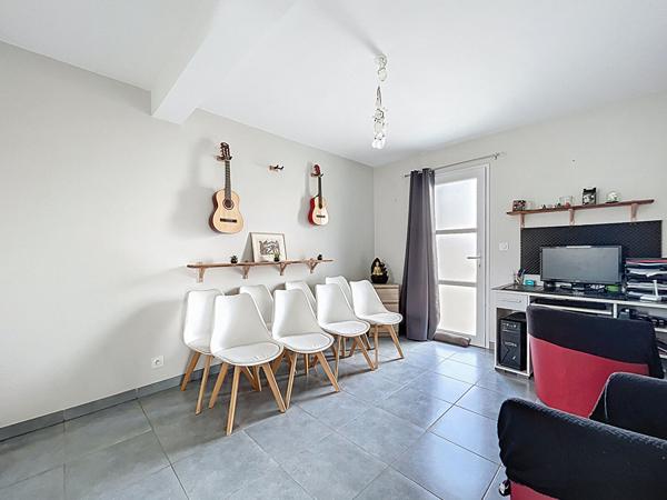 Maison familiale avec bureau ou espace pro, terrasse ouest et jardin clos