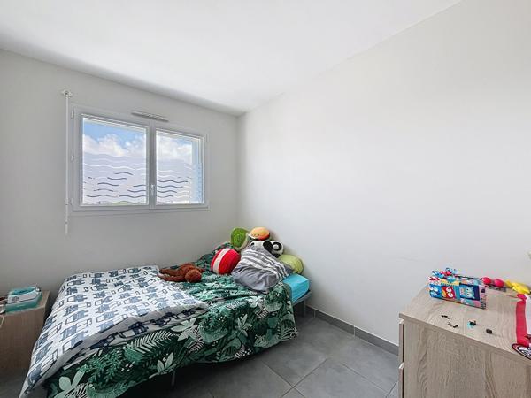 Maison familiale avec bureau ou espace pro, terrasse ouest et jardin clos