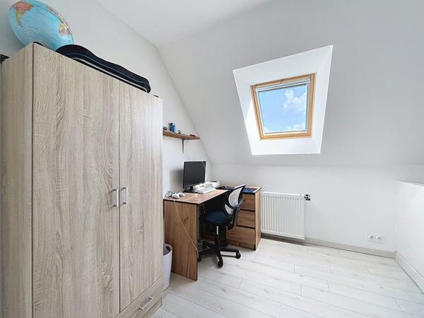 Maison familiale avec bureau ou espace pro, terrasse ouest et jardin clos