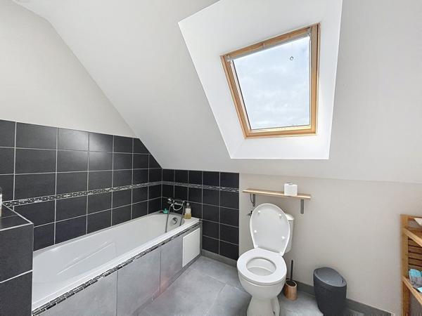 Maison familiale avec bureau ou espace pro, terrasse ouest et jardin clos
