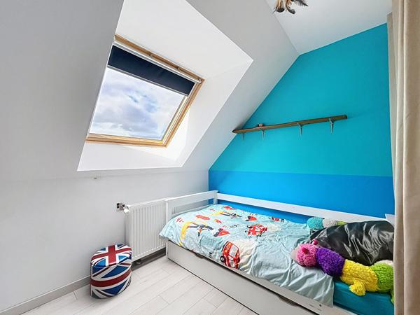 Maison familiale avec bureau ou espace pro, terrasse ouest et jardin clos