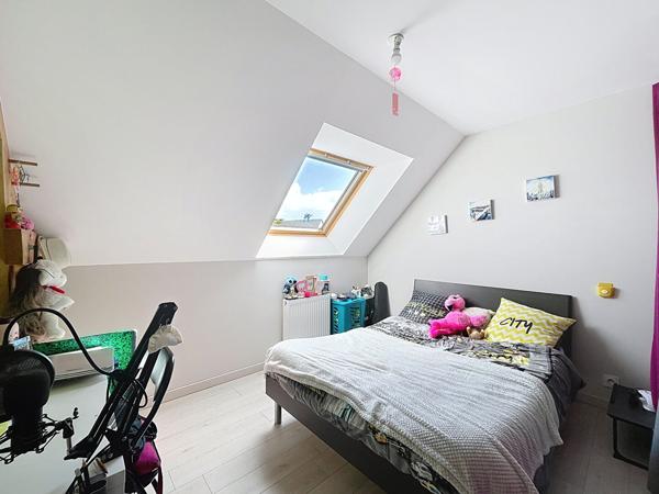 Maison familiale avec bureau ou espace pro, terrasse ouest et jardin clos