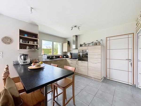 Maison familiale avec bureau ou espace pro, terrasse ouest et jardin clos