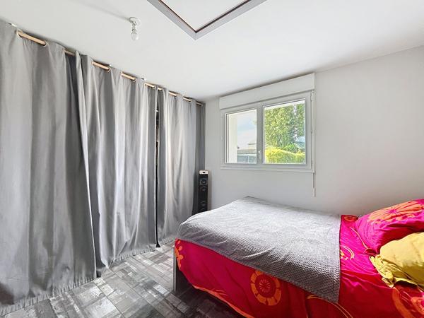 Maison familiale avec bureau ou espace pro, terrasse ouest et jardin clos