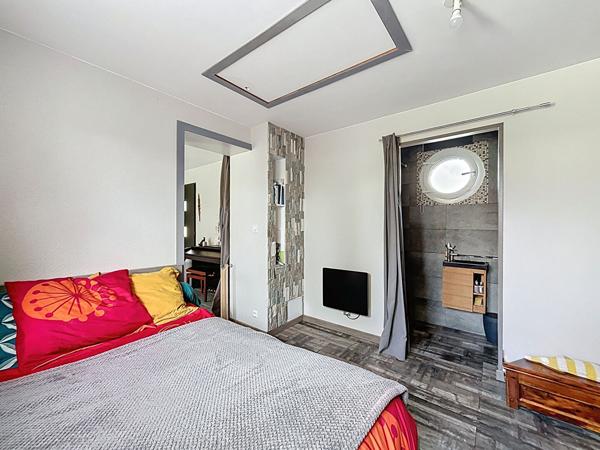 Maison familiale avec bureau ou espace pro, terrasse ouest et jardin clos