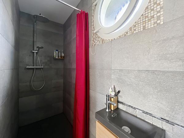 Maison familiale avec bureau ou espace pro, terrasse ouest et jardin clos
