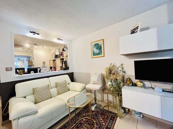 T2 Parking plus un bureau