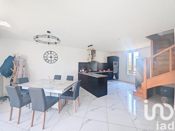 Maison 4 pièces de 130 m² à Combs-la-Ville (77380)