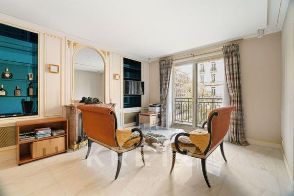 PARIS 8ème - Avenue Montaigne - Face au Plaza Athénée - Excellent état - Traversant