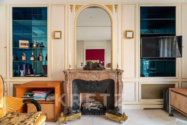 PARIS 8ème - Avenue Montaigne - Face au Plaza Athénée - Excellent état - Traversant