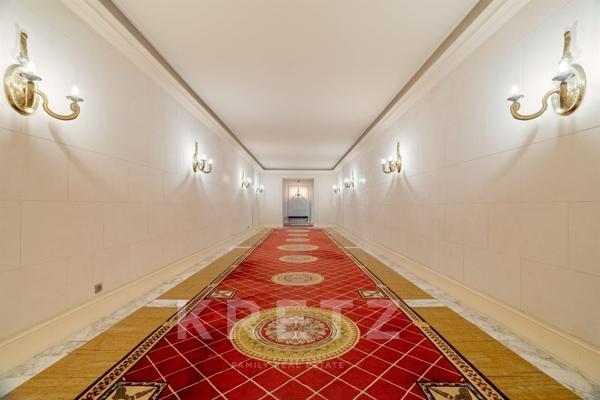 PARIS 8ème - Avenue Montaigne - Face au Plaza Athénée - Excellent état - Traversant