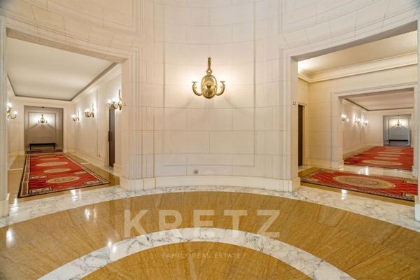 PARIS 8ème - Avenue Montaigne - Face au Plaza Athénée - Excellent état - Traversant