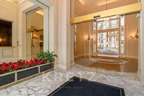 PARIS 8ème - Avenue Montaigne - Face au Plaza Athénée - Excellent état - Traversant