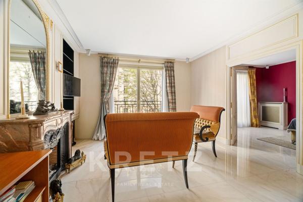 PARIS 8ème - Avenue Montaigne - Face au Plaza Athénée - Excellent état - Traversant