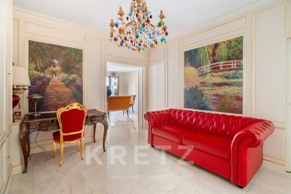 PARIS 8ème - Avenue Montaigne - Face au Plaza Athénée - Excellent état - Traversant